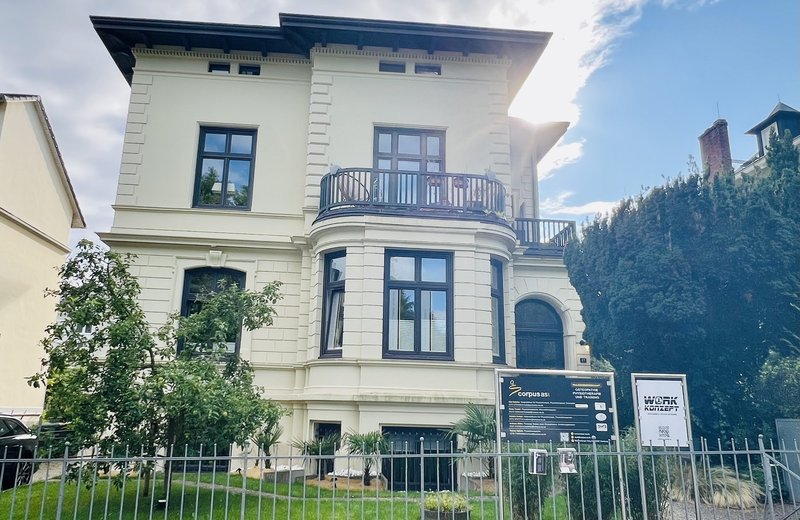 Stilvolle, helle Behandlungsräume für Physiotherapie, Osteopathie & Heilberufe - Bild 4