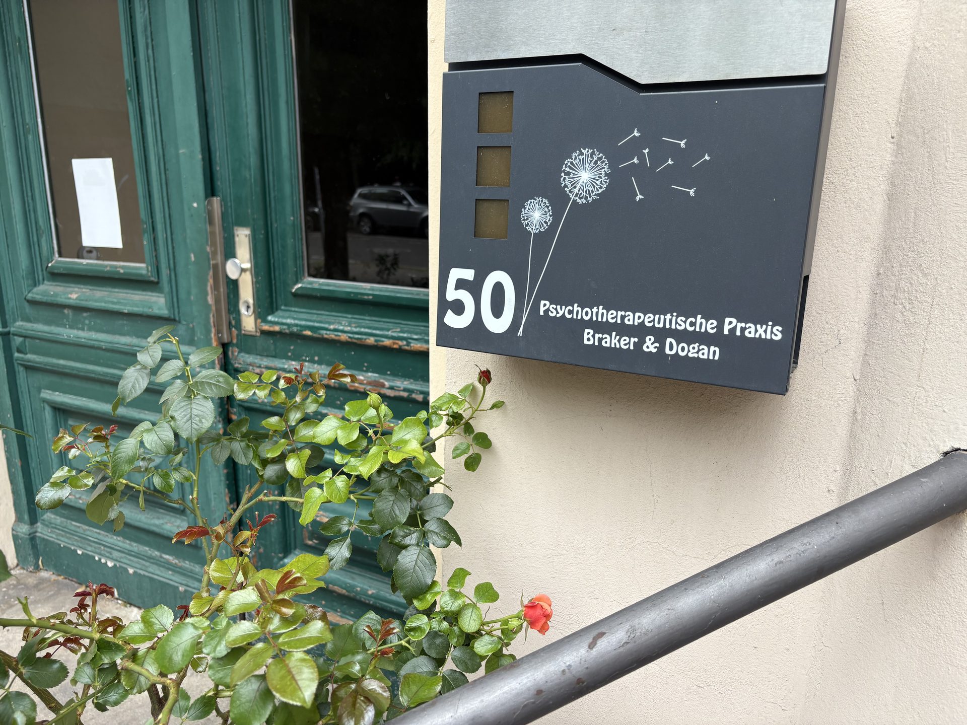 Schöneberger Psychotherapie Praxis bietet 25qm Praxisraum Mi+Fr - Bild 1