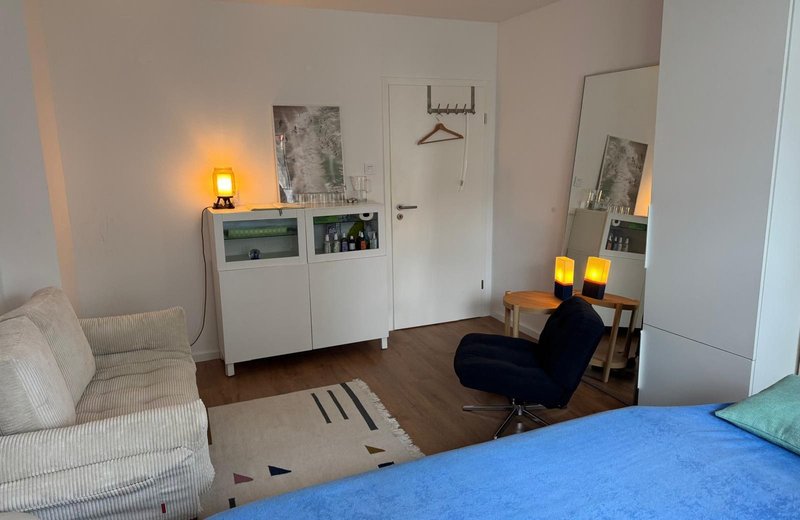Ruhiger, heller Raum in einer Praxisgemeinschaft im 1. Stock mit Aufzug. Wartebereich ,Küche, Bad/WC/ mit Dusche teilen Sie sich mit den anderen beiden Mietern.Raum wird unmöbliert vermietet. - Bild 2