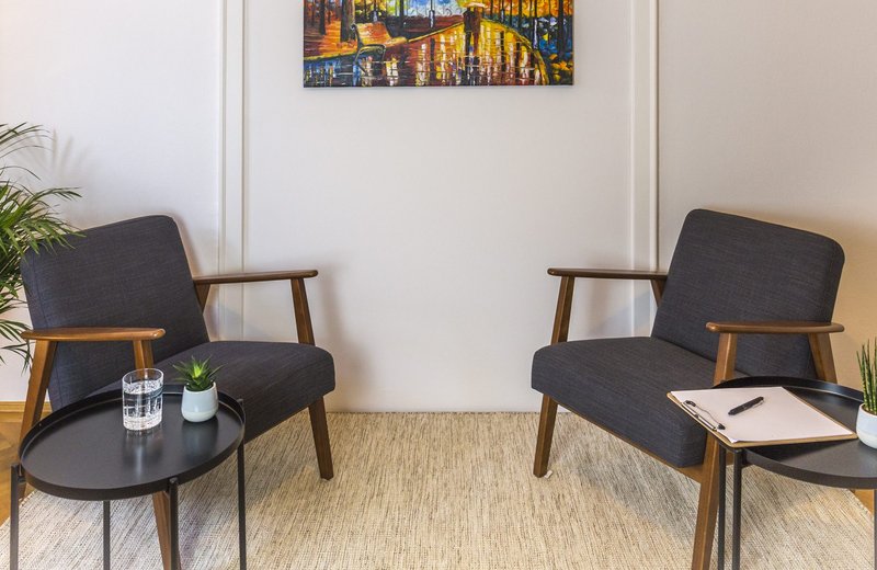 Zentral gelegener Praxisraum im Altbau  – freitags zur Miete - Image 2