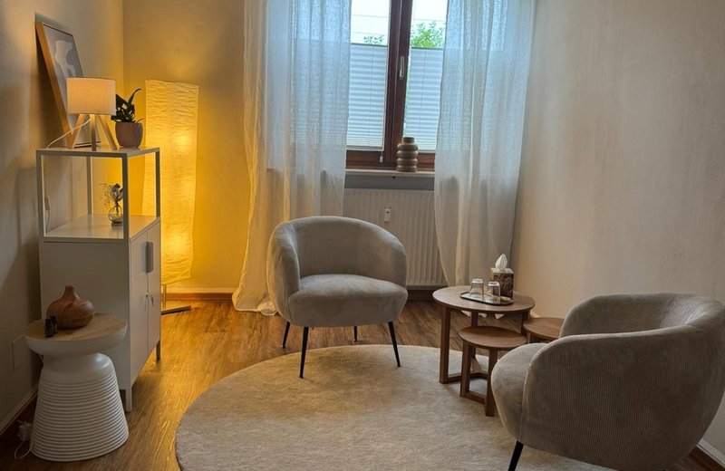 Therapieraum in Praxisgemeinschaft | KORPUS 8 – Studio für Aufrichtung & Balance | Gilching - Image 8